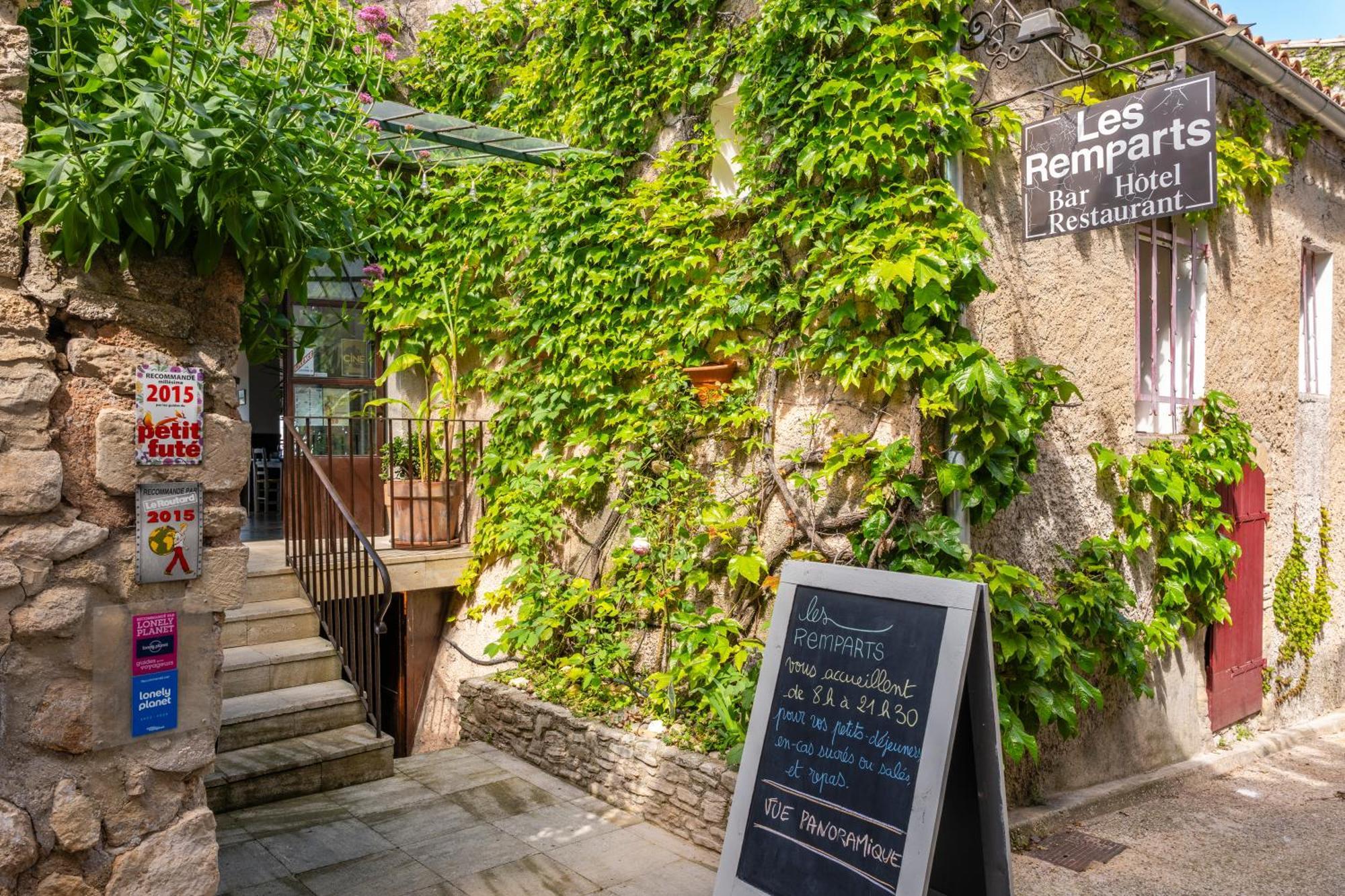 Hotel Restaurant Les Remparts Venasque Bagian luar foto