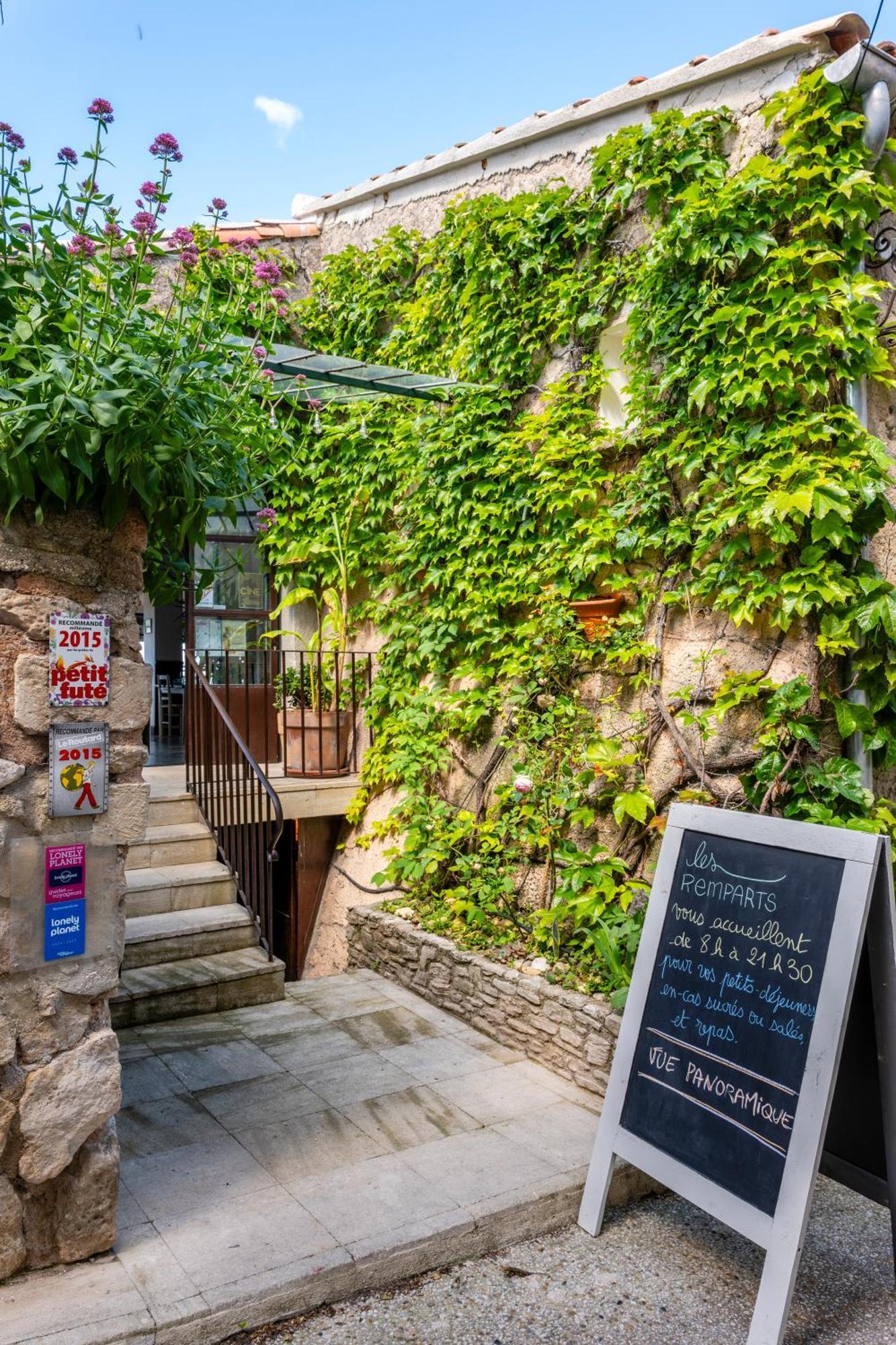 Hotel Restaurant Les Remparts Venasque Bagian luar foto