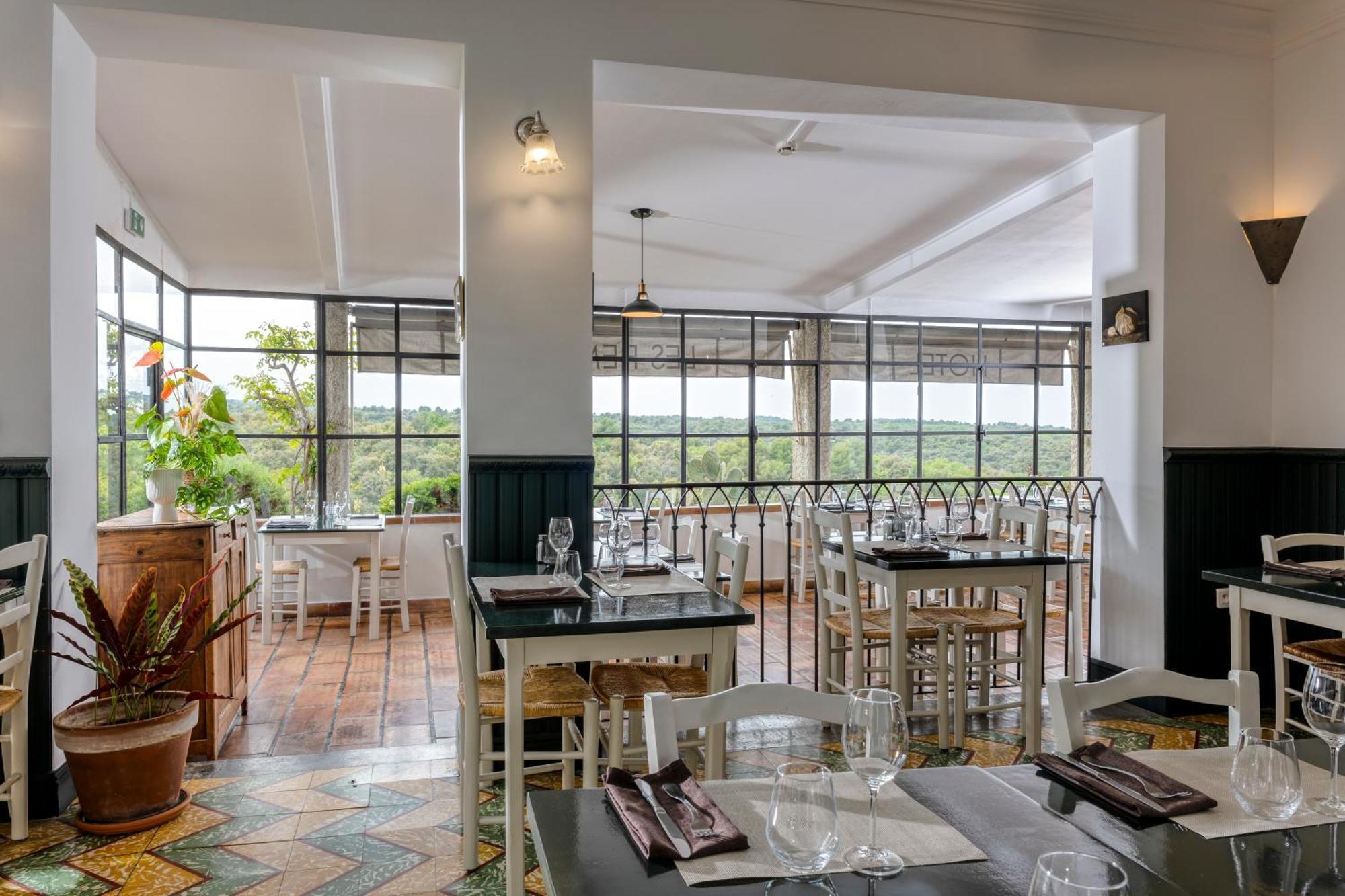 Hotel Restaurant Les Remparts Venasque Bagian luar foto