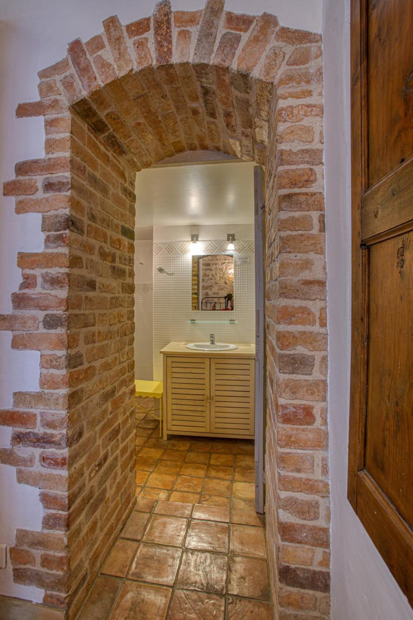 Hotel Restaurant Les Remparts Venasque Bagian luar foto
