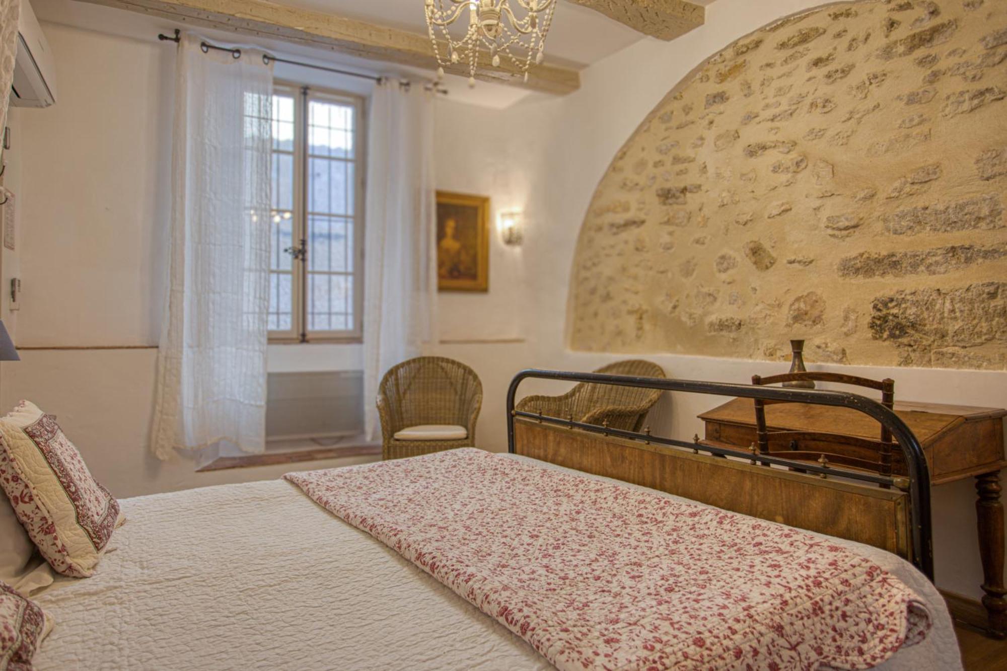 Hotel Restaurant Les Remparts Venasque Bagian luar foto